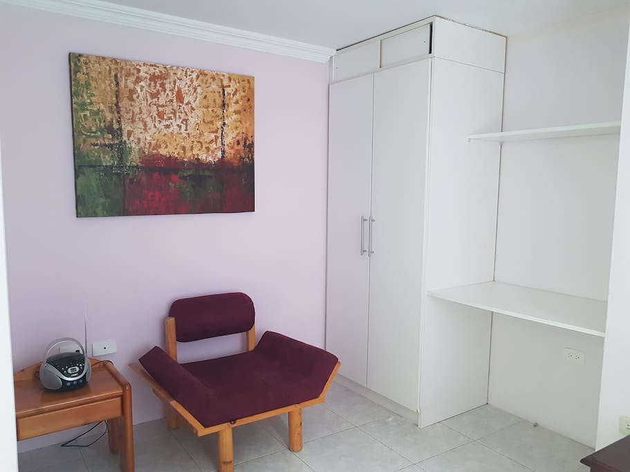 Area de escritorio en primera habitación