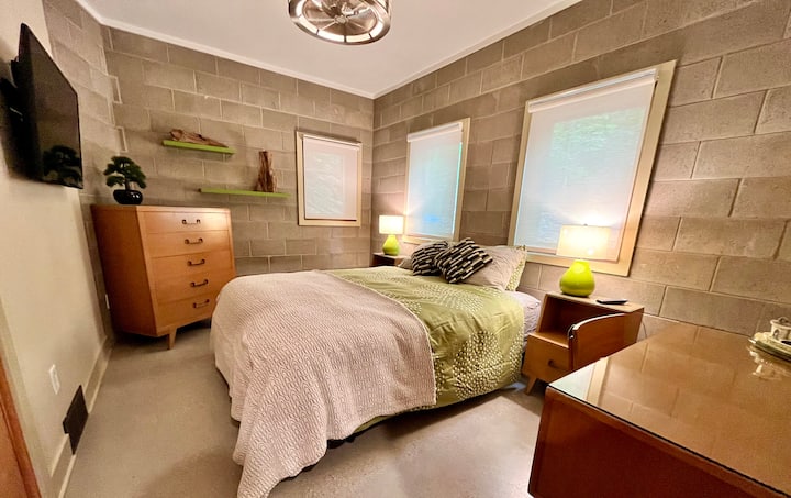 Dhomë gjumi në katin e poshtëm me krevat dopio "queen"