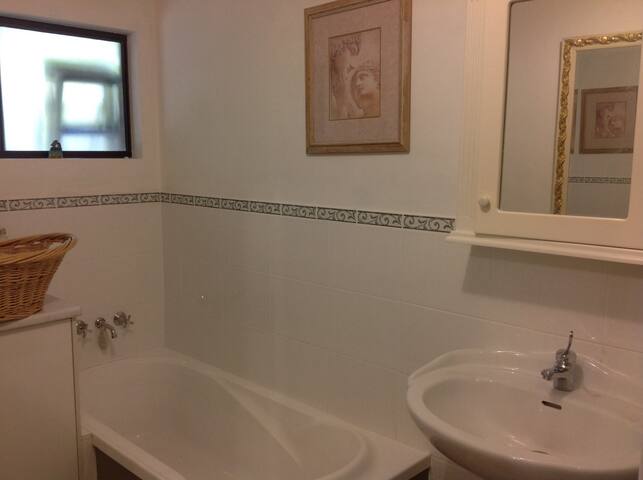 Large coastal home 8 minutes from the beach. gallery image 5