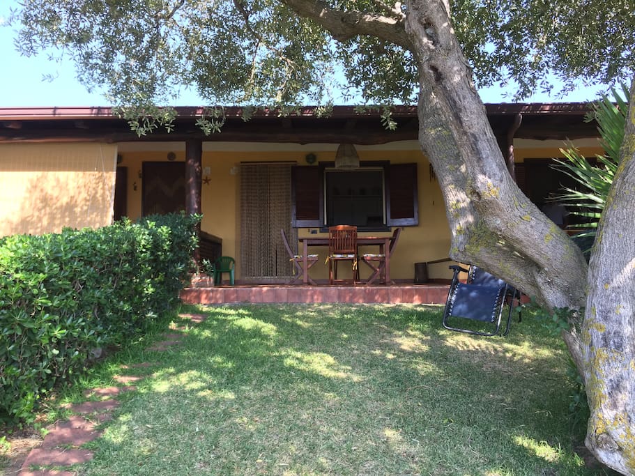 Il villino dispone di un patio e di un giardino privato con vista mare.