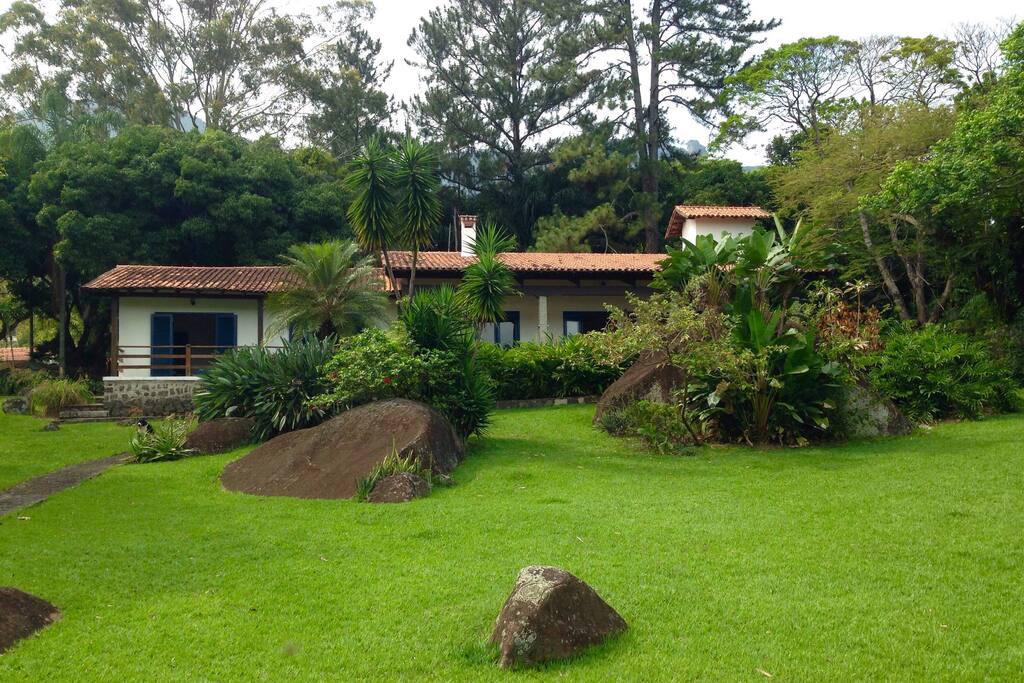 Casa ampla com gostosa varanda na frente, com redes para descansar e ficar admirando a vista do mar.