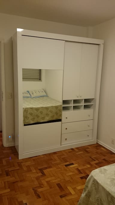 armário novo, com 3 portas e 3 gavetas e espelho.