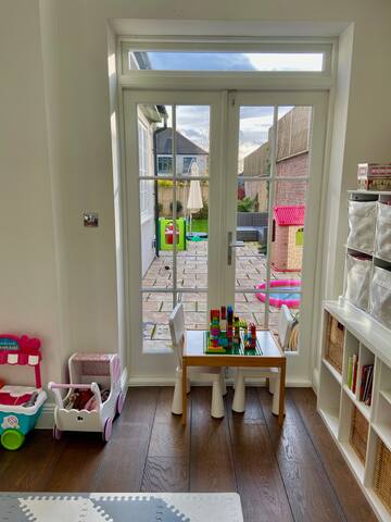 Bright and airy, luxurious family home. gallery image 4