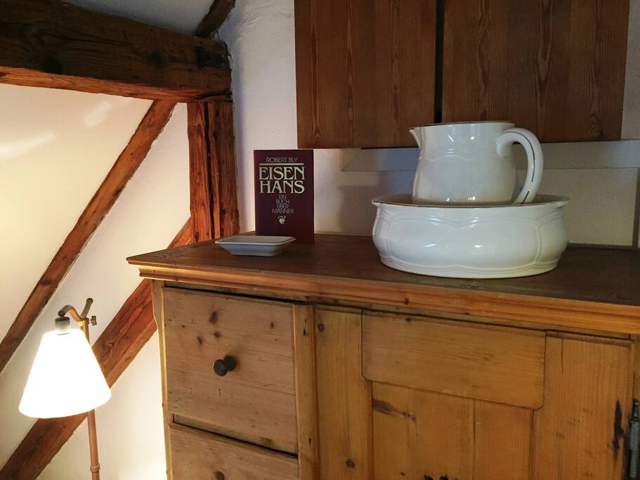 Schöne Bauernmöbel und Gebrauchsgegenstände aus alten Zeiten prägen unseren Stil