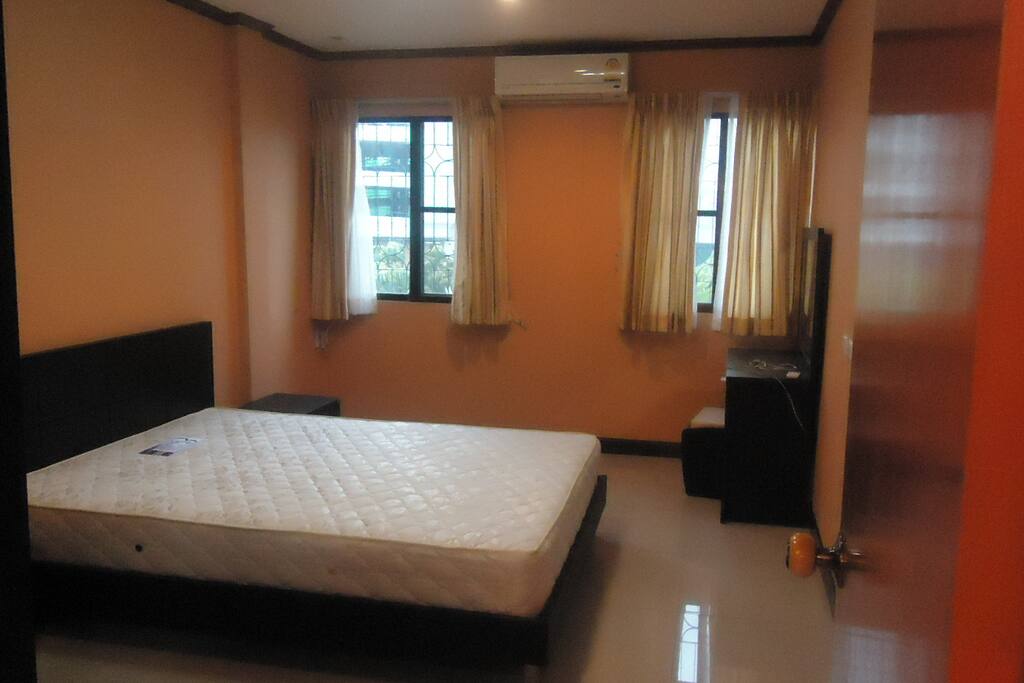BEDROOM KING BED