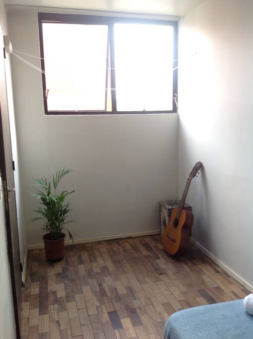 Quarto bem arejado, com janela.
