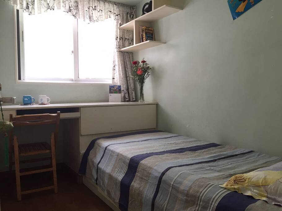 小卧室,适合住一个人 Small bedroom for one person