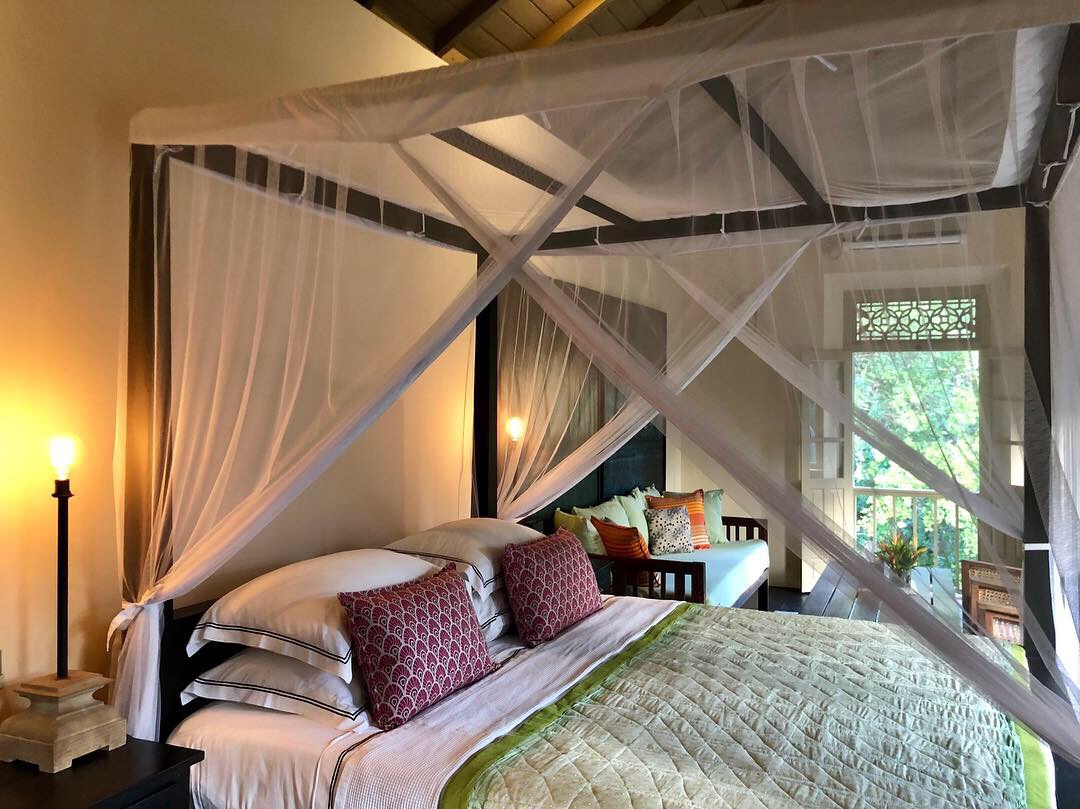 ห้องนอนใหญ่ชั้นบนพร้อมเตียงคิงไซส์และโซฟาเบด 2 หลังที่สามารถจัดวางเป็นเตียงเดี่ยวได้