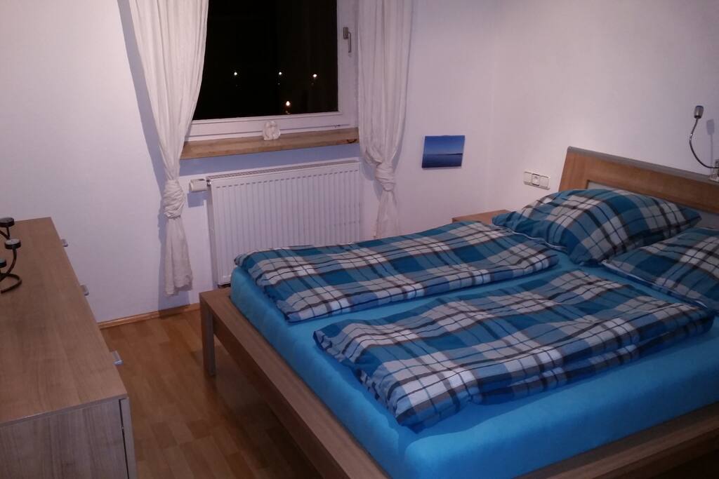 Schlafzimmer mit Doppelbett, Kommode und Schrank