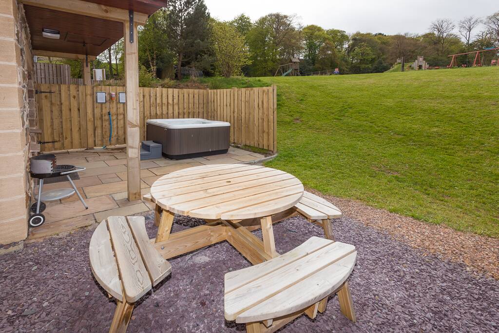 Picnic table