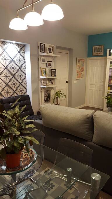 Otra vista del salón, con su cómodo sofá para ver la TV