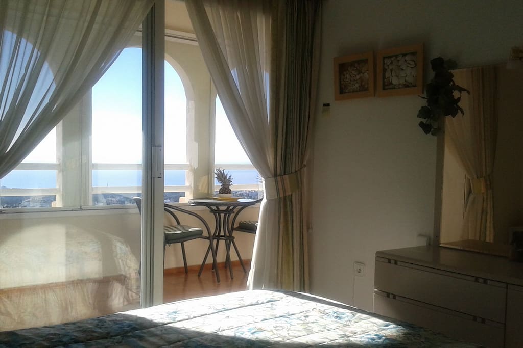 Vanuit de 'master bedroom' via de loggia een blik op zee