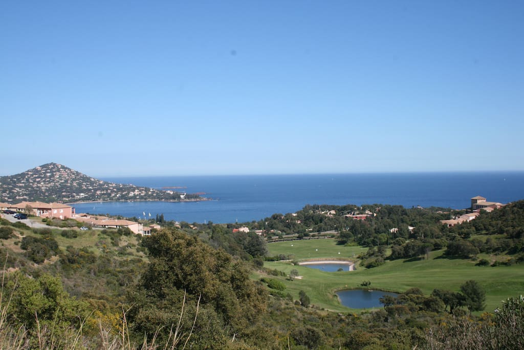 le golf , vue sur Antheor et la baie d'Agay