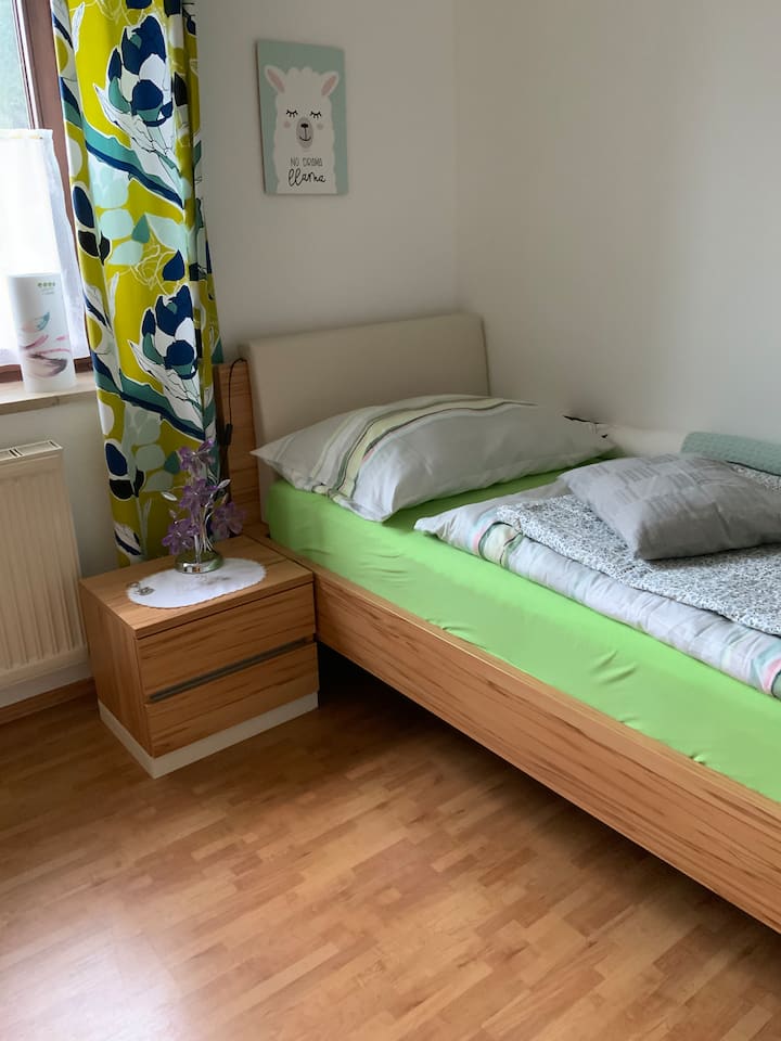 Einzelbett im Schlafzimmer 2