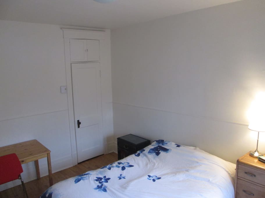 Chambre principale table de travail / Master bedroom work table