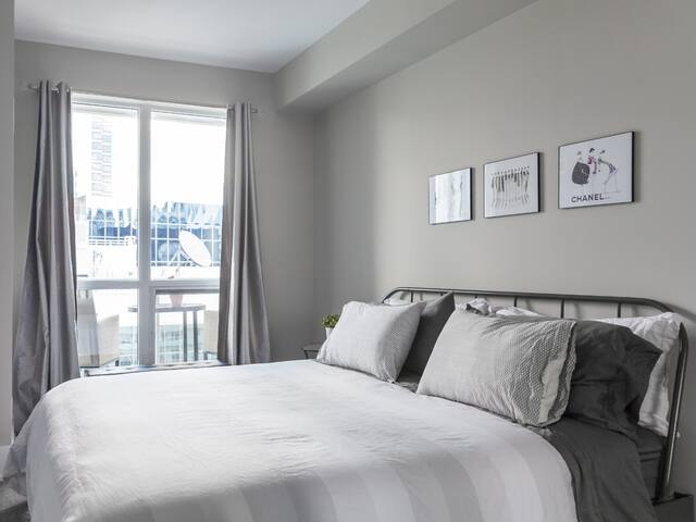 5 Star Location-CN Tower View-Parking gallery image 4