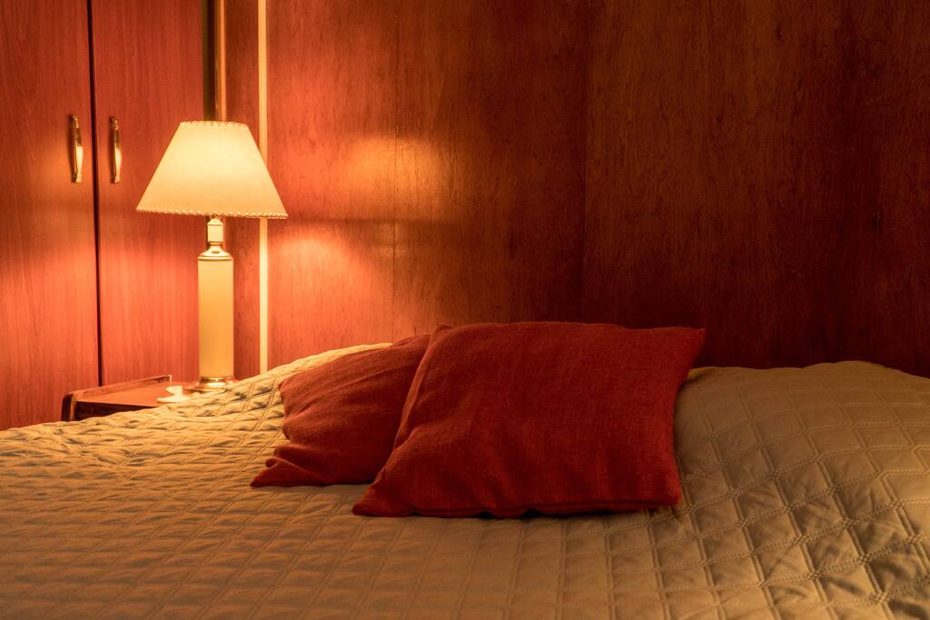 Habitación con velador /Bed and night stand