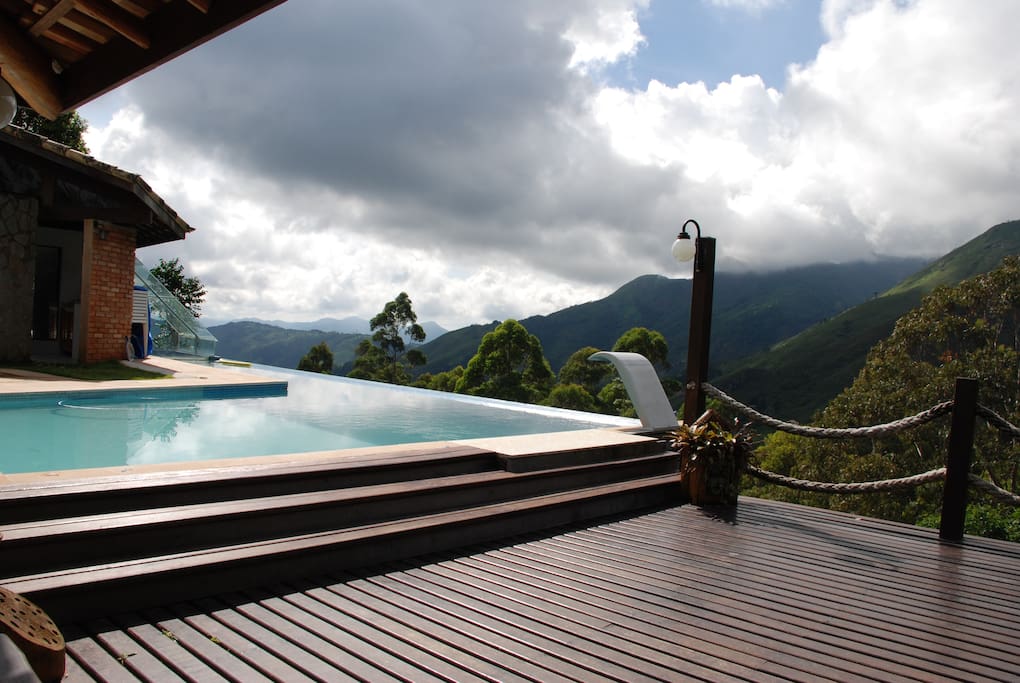 Piscina, deck e sauna ao fundo