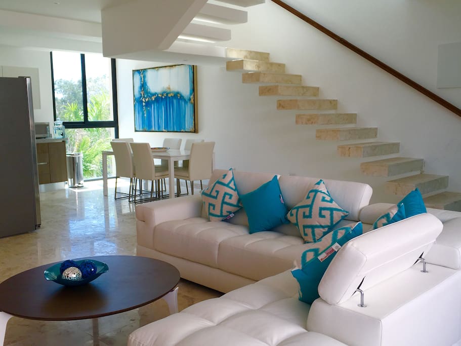 Open concept floorplan, travertine marble floors throughout
