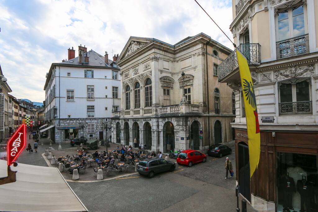 Vue sur l'ancienne ville et le très connu Theâtre Charles Dullin