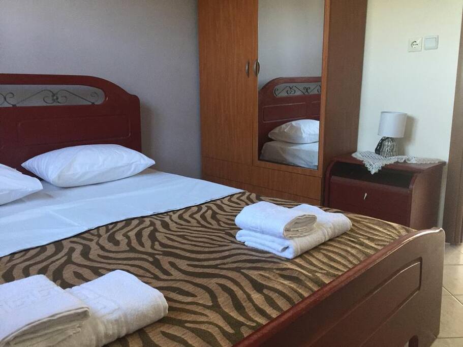 κρεβατοκαμαρα (1) με διπλό κρεβάτι,ντουλάπα.