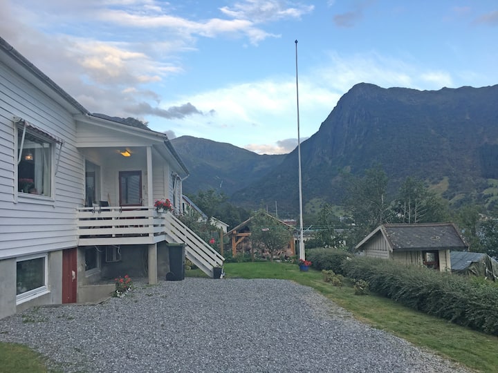 Parkeringsplass med utsikt til Malmangernuten