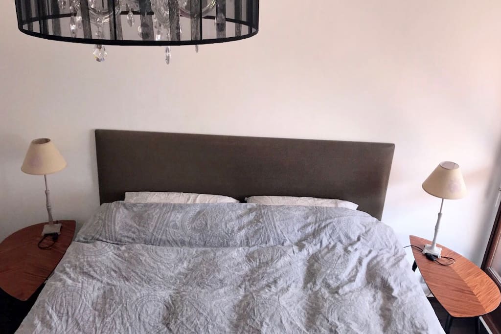 Bedroom with full blinds and premium mattress king-size bed 180x200