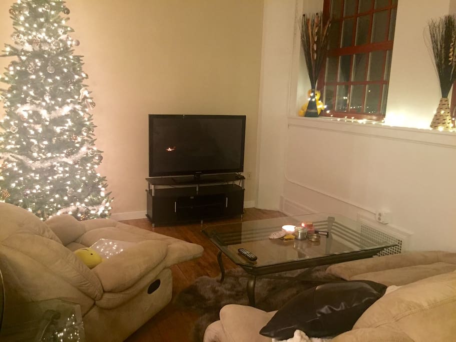Living room with comfortable couches, high ceilings, large flat screen TV with Netflix/Hulu/HBO/Amazon Prime available. SmartTV