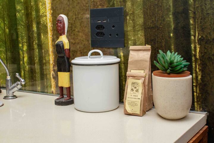 Greenpoint 2br/en-suite big green garden gallery image 4