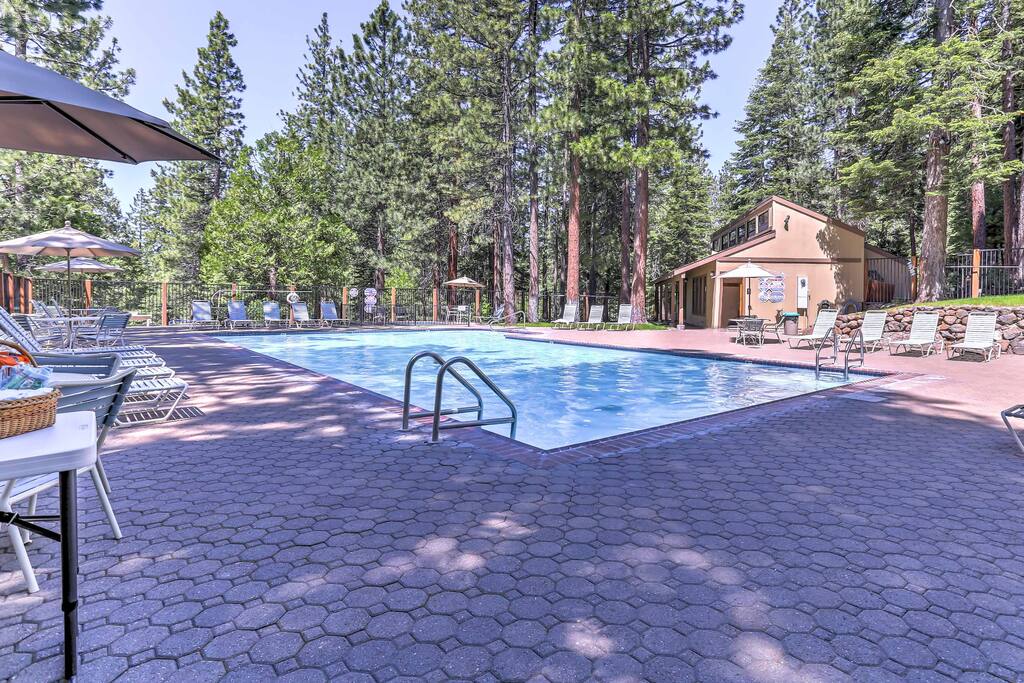 Part of Kingswood Village, guests can take advantage of community amenities.