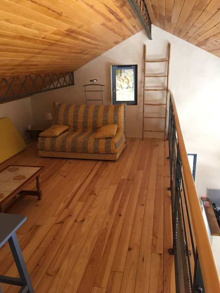 La mezzanine avec 2 couchages dont  un clic-clac de 140