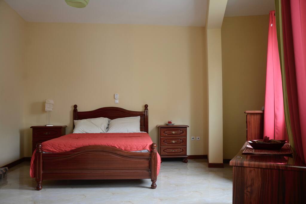 Spacious bedroom (Quarto espaçoso).