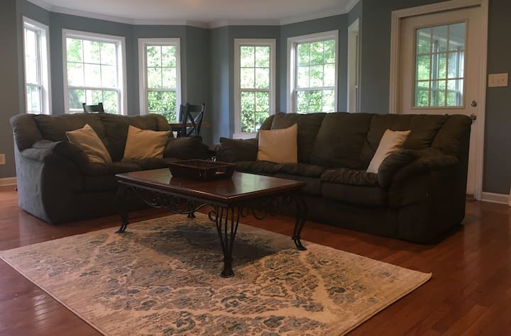 เปิดห้องนั่งเล่นนอกห้องครัว ผ่อนคลายหน้าทีวีสวยๆเหนือเตาผิงหรือนั่งที่โต๊ะเพื่อเพิ่มพื้นที่รับประทานอาหาร 