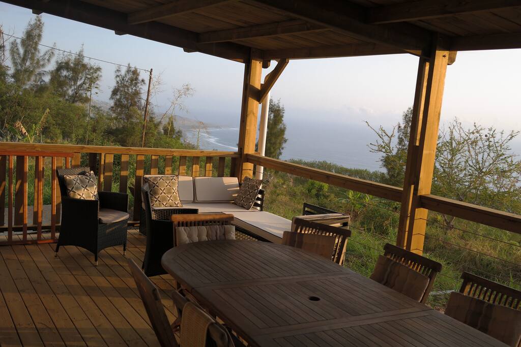 terrasse avec vue sur la baie de St-leu et océan