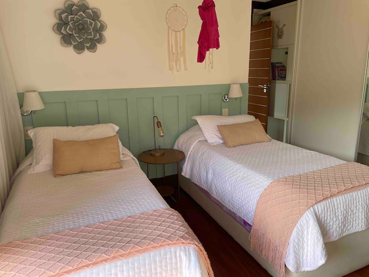 Suite con dos camas, con una cama doble 