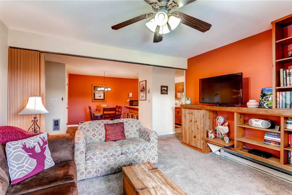 Couch,Furniture,Bedroom,Indoors,Room