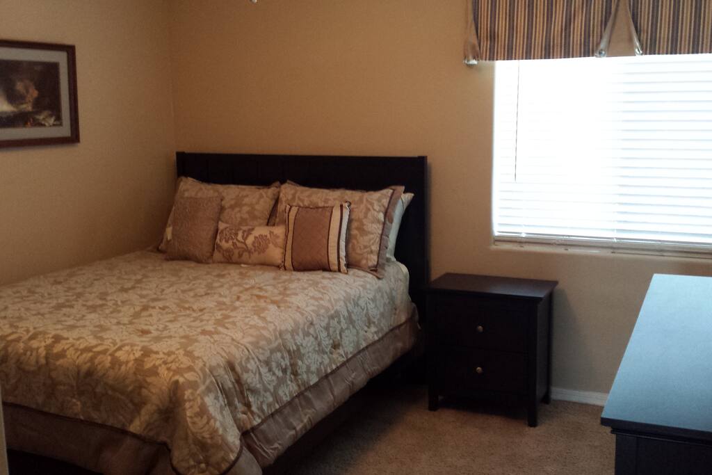 Guest room with Queen Bed