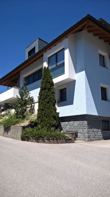 Haus im Sommer von unten
