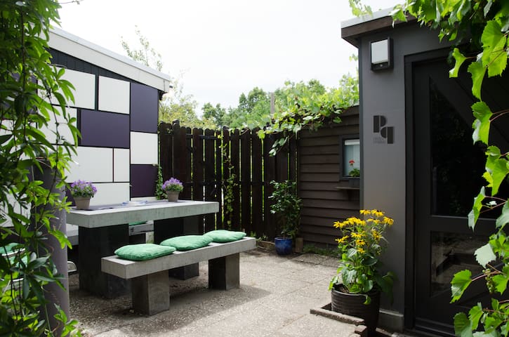 Gardenhouse bordering Amsterdam - PATIO PRIMA!