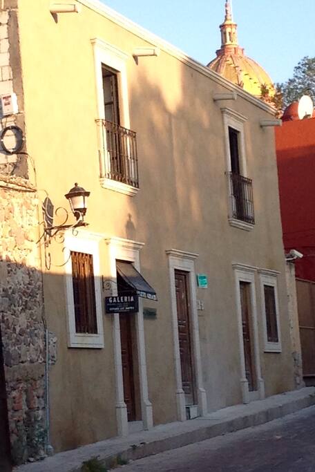 Fachada en calle quebrada