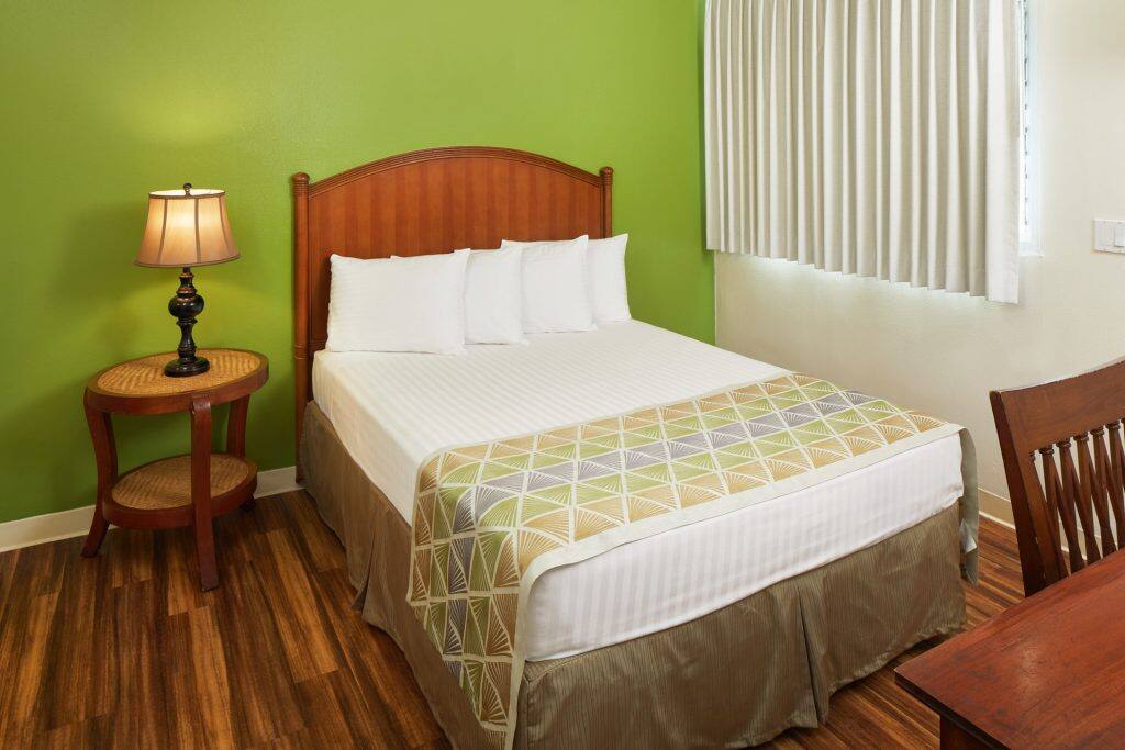 Suuuuper comfy Queen Bed! Desk, Cable Tv, and night stand.