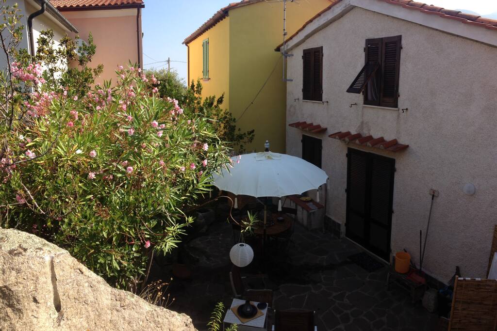 External view with entrance -Esterno con ingresso
