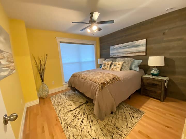 غرفة نوم على مستوى الأرض للضيوف بسرير بحجم كبير