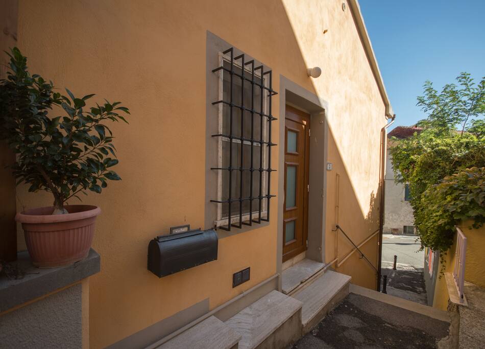 l' esterno dell' ingresso
