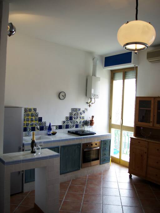 Cucina openspace con lampade vintage