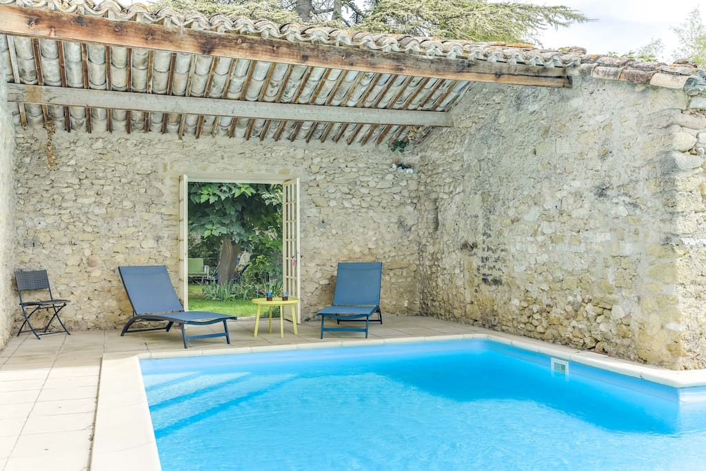 Espace détente avec transats autour de la piscine