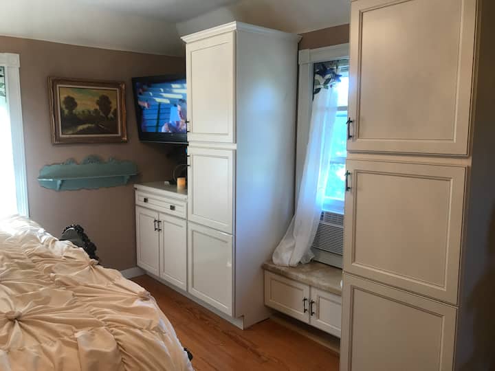 带加大双人床的主卧