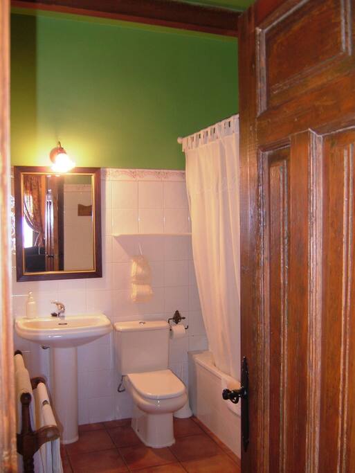 Baño con bañera y bidé