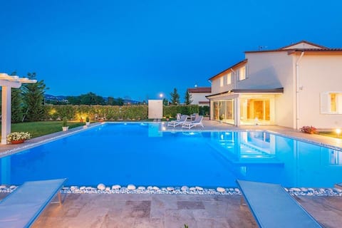 Relax in villa with swimming pool and spa