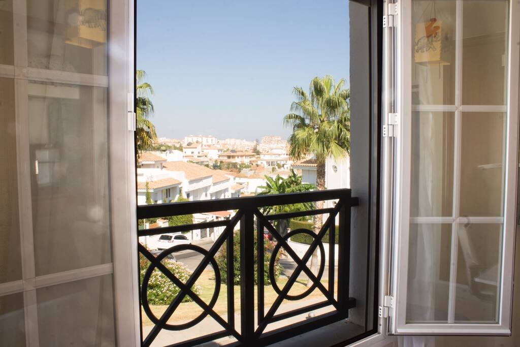 Hermosas vistas a la calle desde el dorminorio/ Beautiful views to the strees